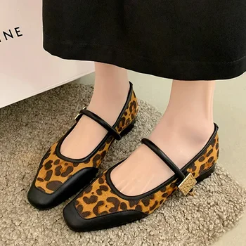 Леопардовые новые женские туфли на плоской подошве Летние босоножки с закрытым носком 2024 Дизайнерская Модная офисная обувь Femme Zapatos с квадратным носком